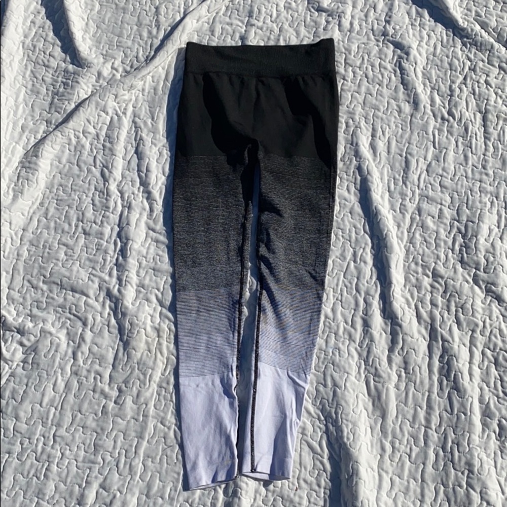 Size small black to white leggings to the ankle